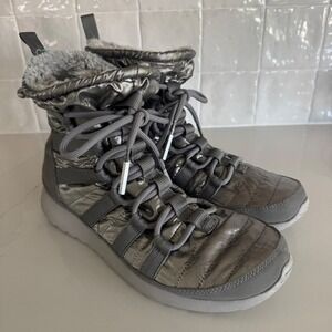 Nike Roshe Run High Sneaker Boot Womens Size 9 Silver Metallic Quilted Faux Fur